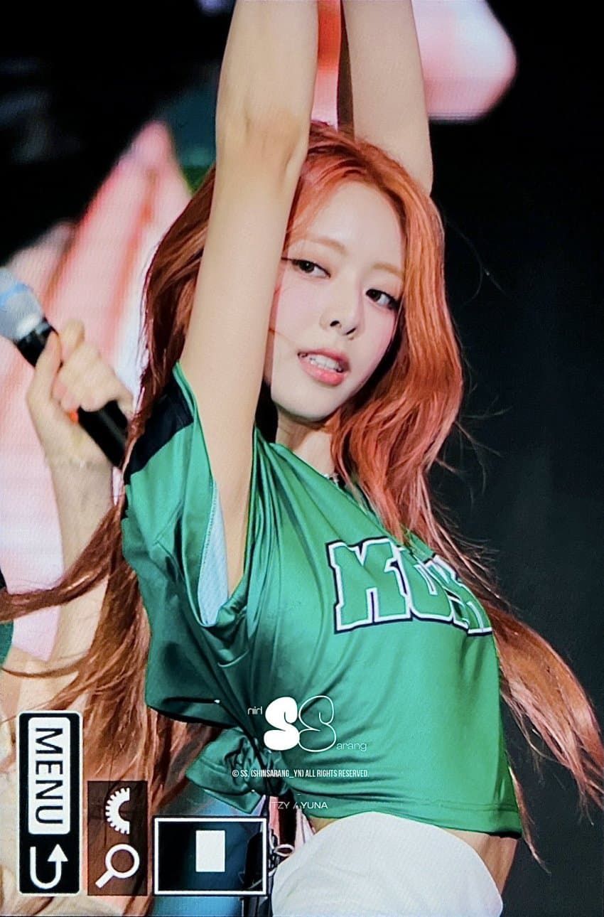 상큼한 테니스 치마 자신감 있는 런웨이 건국대 축제 ITZY 유나