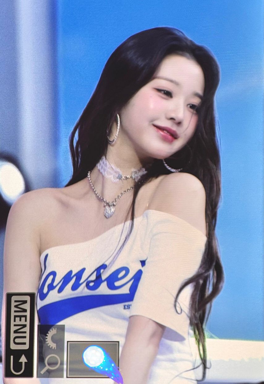 오늘자 시원한 청량의상 핫팬츠 연세대 축제 아이브 장원영