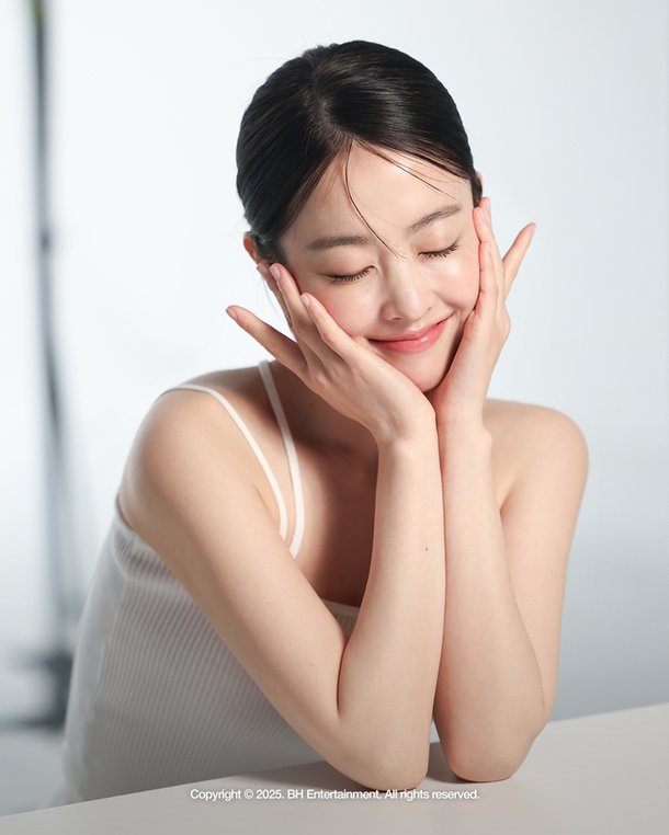 물광 피부 뽐내는 박보영