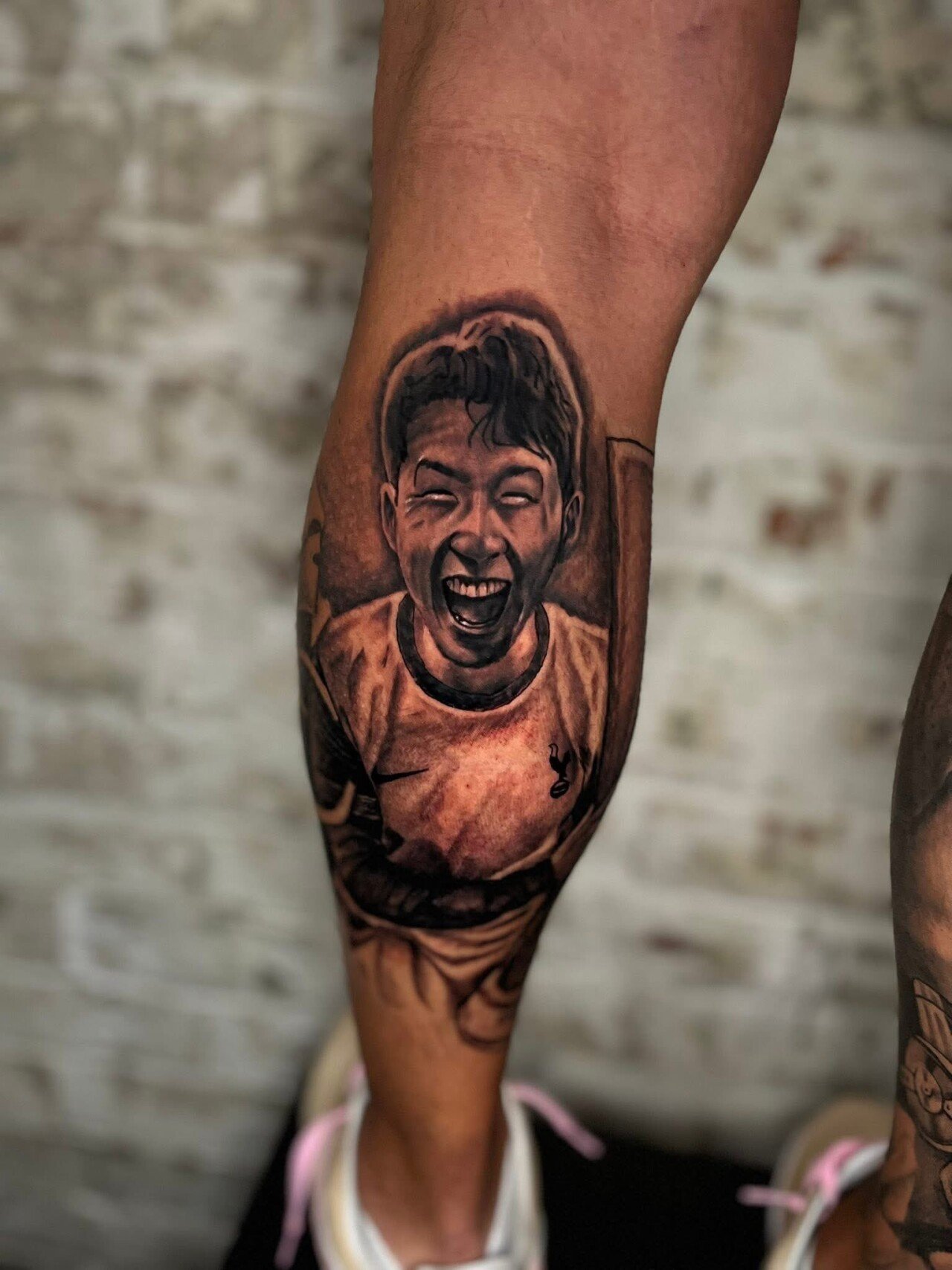 본인 몸에 손흥민 우승컵으로 타투새긴 현지 여성팬ㄷㄷ