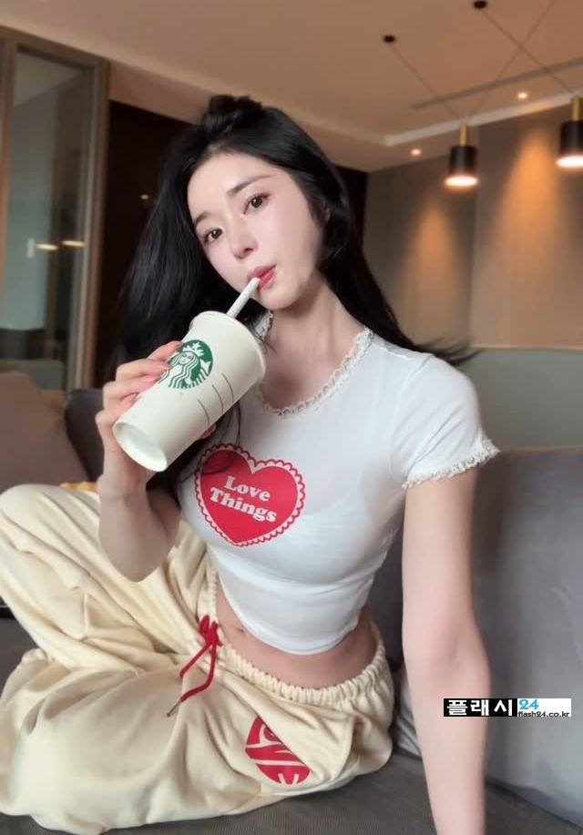 오늘 신입입니다. 잘 부탁 드립니다. DJ, 모델, 인플루언서 김채온 ㅈㄴ 예쁨