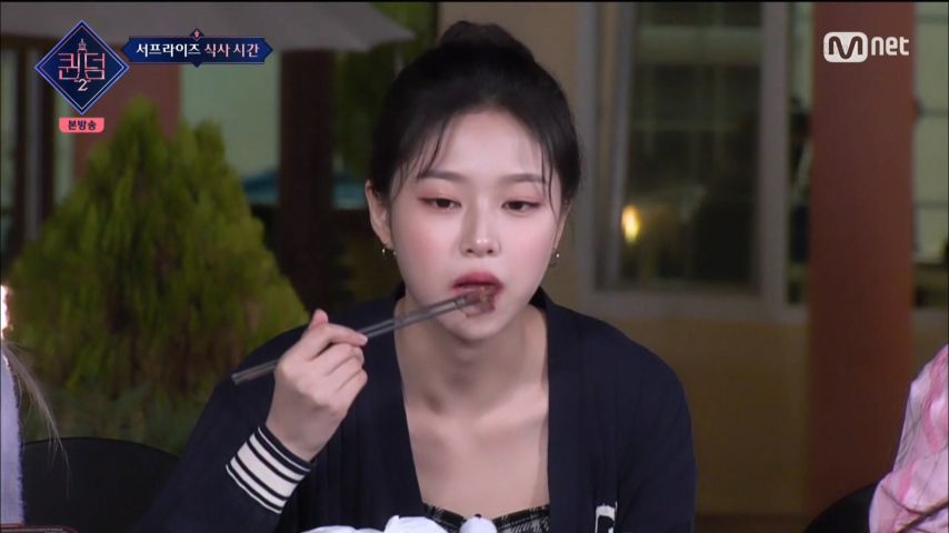 고기 먹는 현진 표정 (前 이달의 소녀)