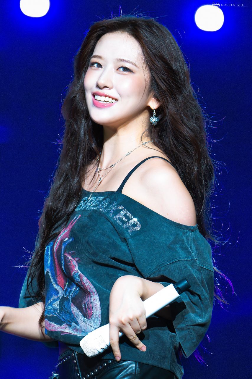 더워서 물 마시는 아이브 안유진 가죽핫팬츠 검스 야벅지