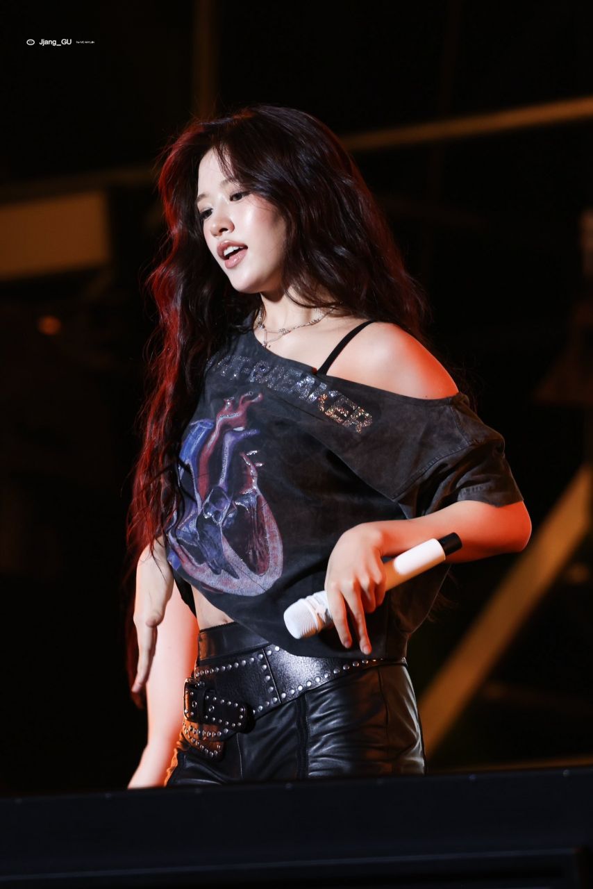 더워서 물 마시는 아이브 안유진 가죽핫팬츠 검스 야벅지