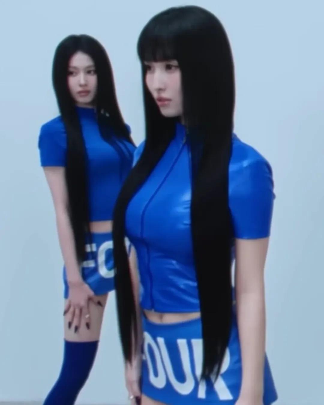파란 레이싱걸 의상 입은 트와이스 모모 각선미 몸매 근황