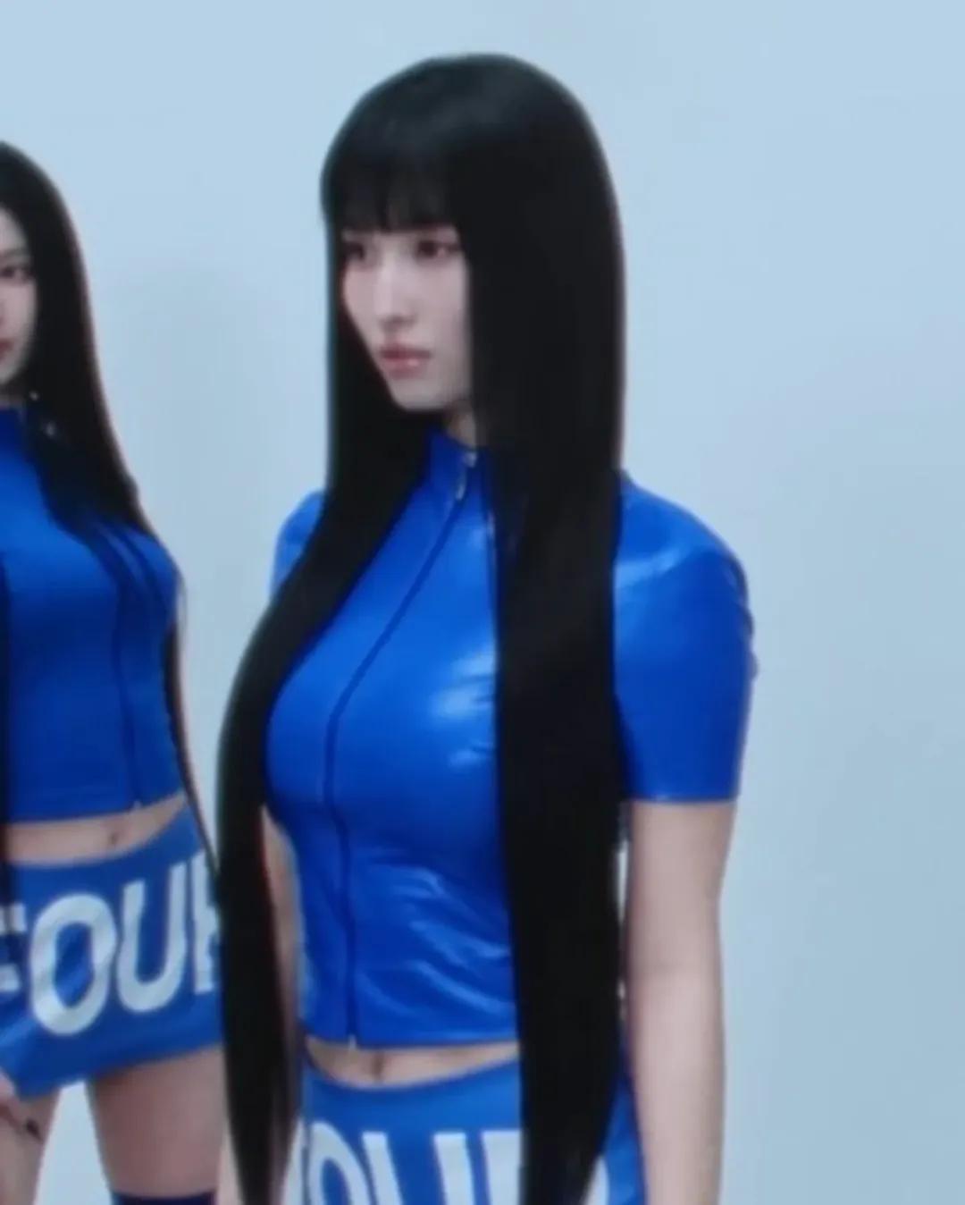 파란 레이싱걸 의상 입은 트와이스 모모 각선미 몸매 근황
