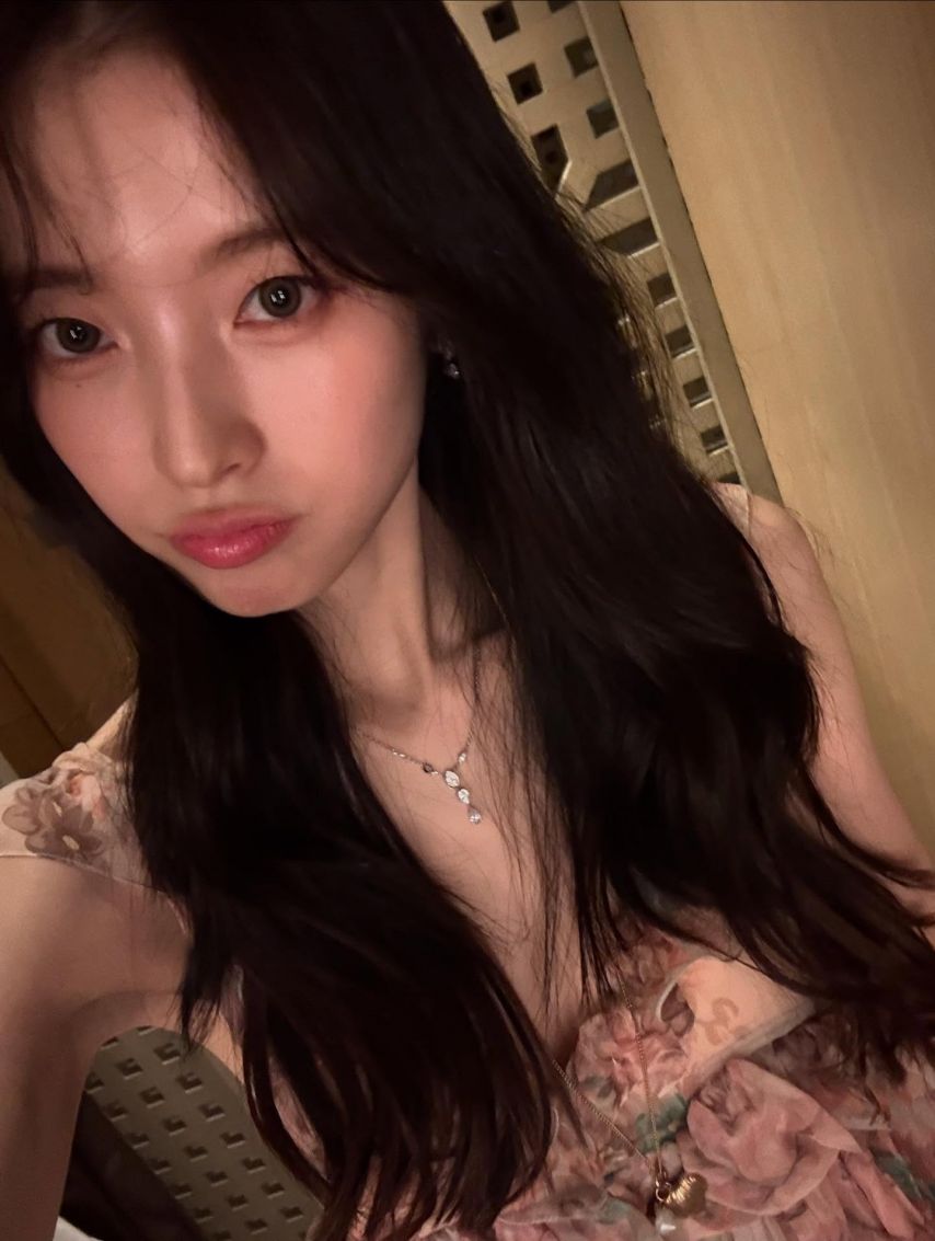 화사한 꽃무늬 드레스 요망한 가슴골 뽀얀 허벅지 각선미 아린
