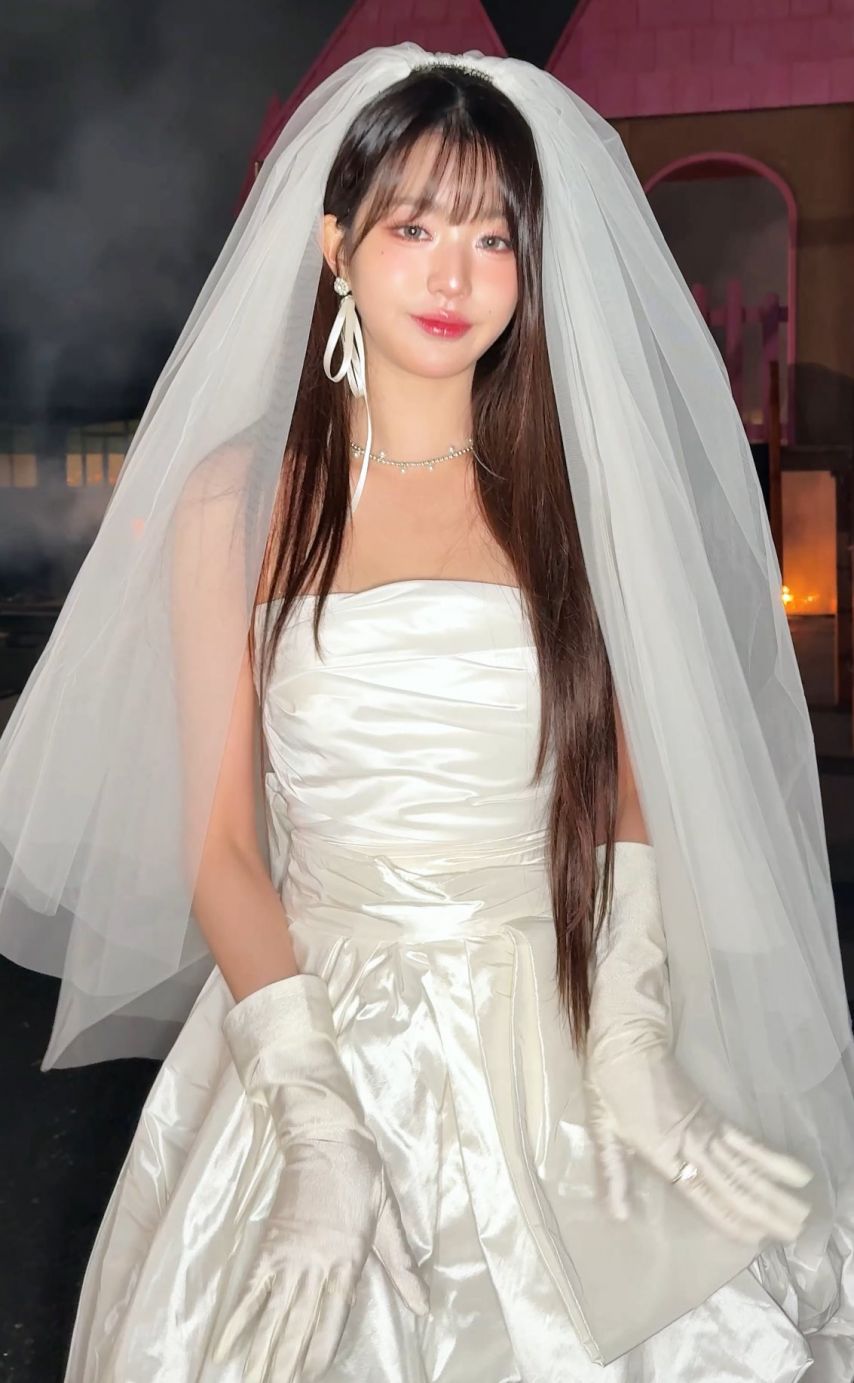 웨딩드레스를 입은 공주님 아이브 장원영