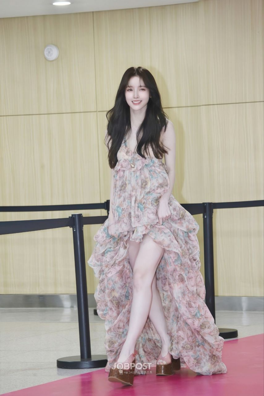 화사한 꽃무늬 드레스 요망한 가슴골 뽀얀 허벅지 각선미 아린