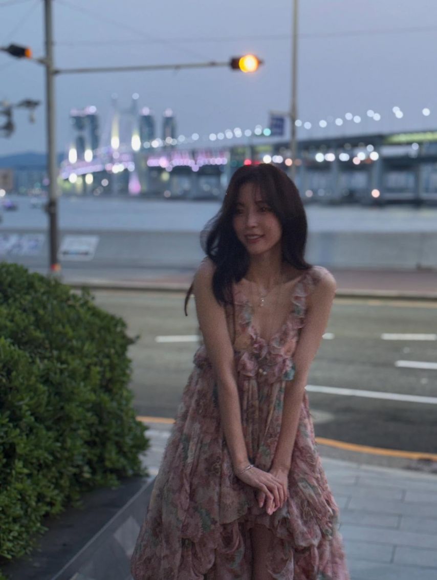 화사한 꽃무늬 드레스 요망한 가슴골 뽀얀 허벅지 각선미 아린
