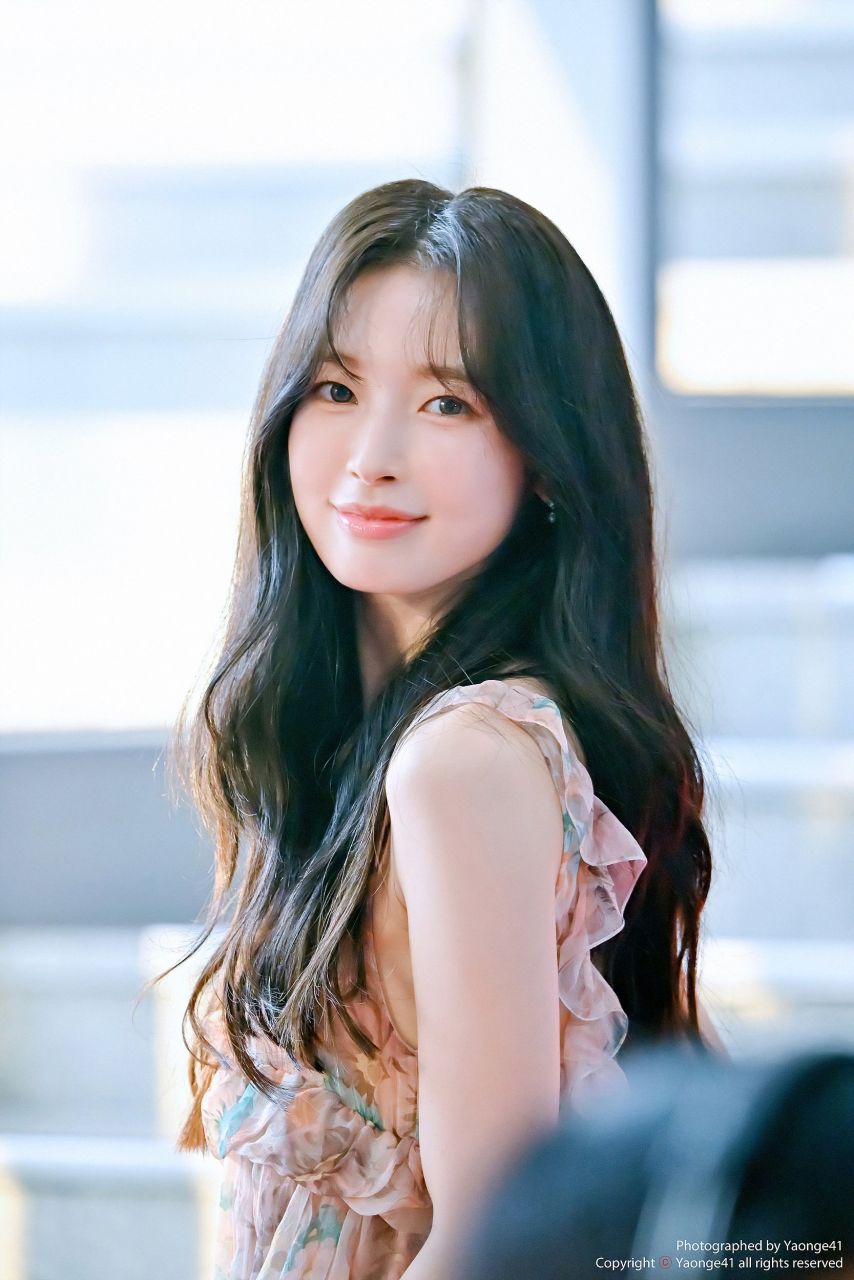 화사한 꽃무늬 드레스 요망한 가슴골 뽀얀 허벅지 각선미 아린