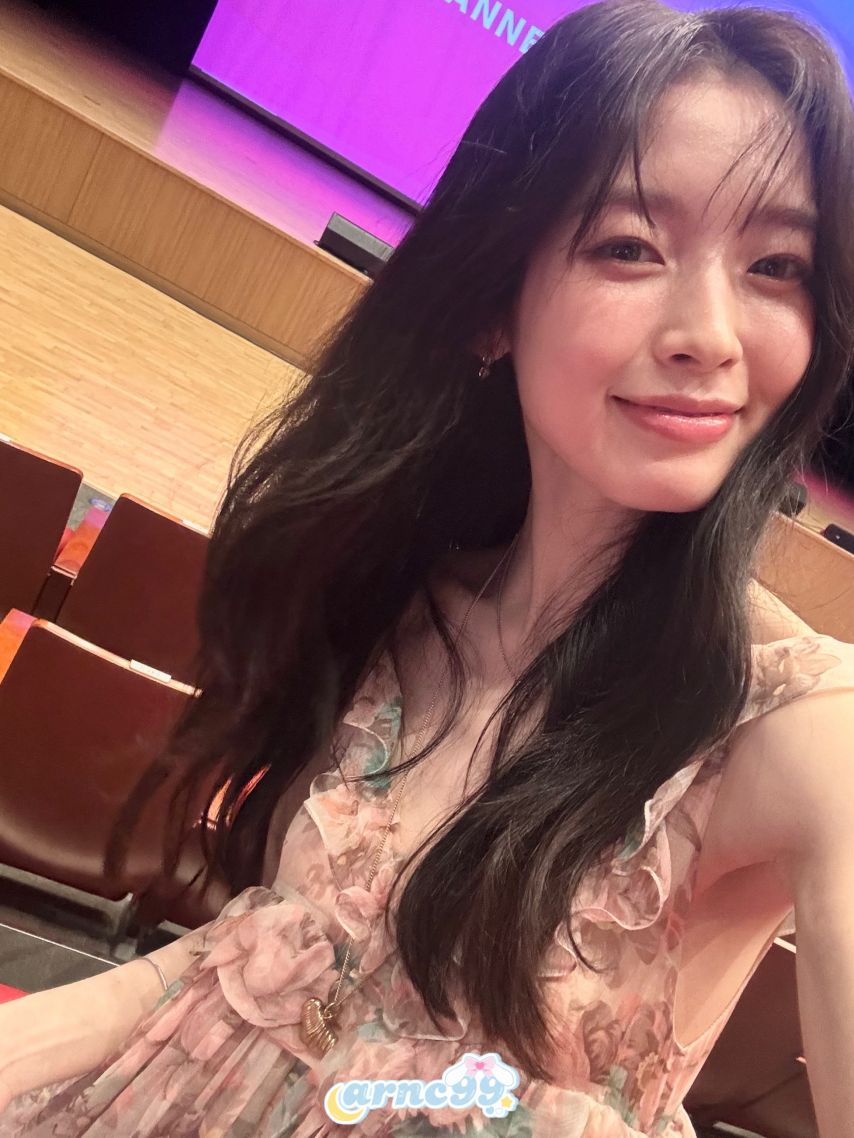 화사한 꽃무늬 드레스 요망한 가슴골 뽀얀 허벅지 각선미 아린