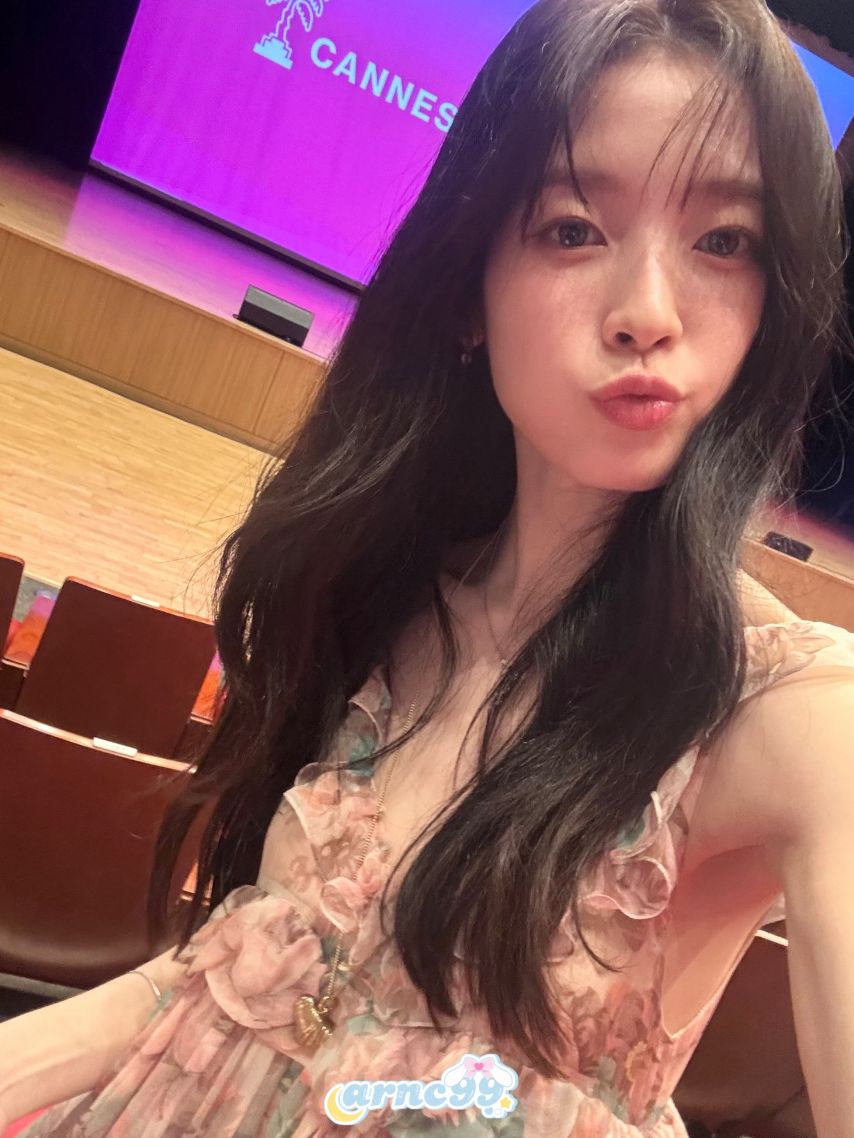 화사한 꽃무늬 드레스 요망한 가슴골 뽀얀 허벅지 각선미 아린
