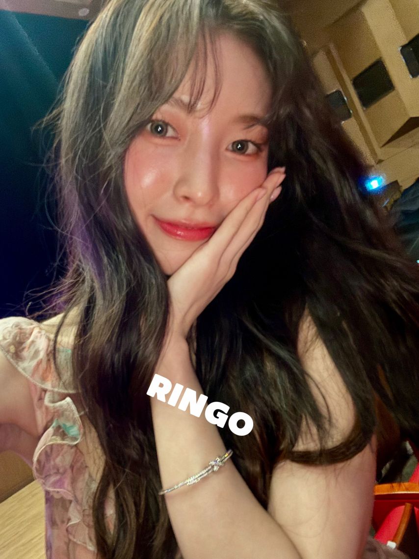 화사한 꽃무늬 드레스 요망한 가슴골 뽀얀 허벅지 각선미 아린