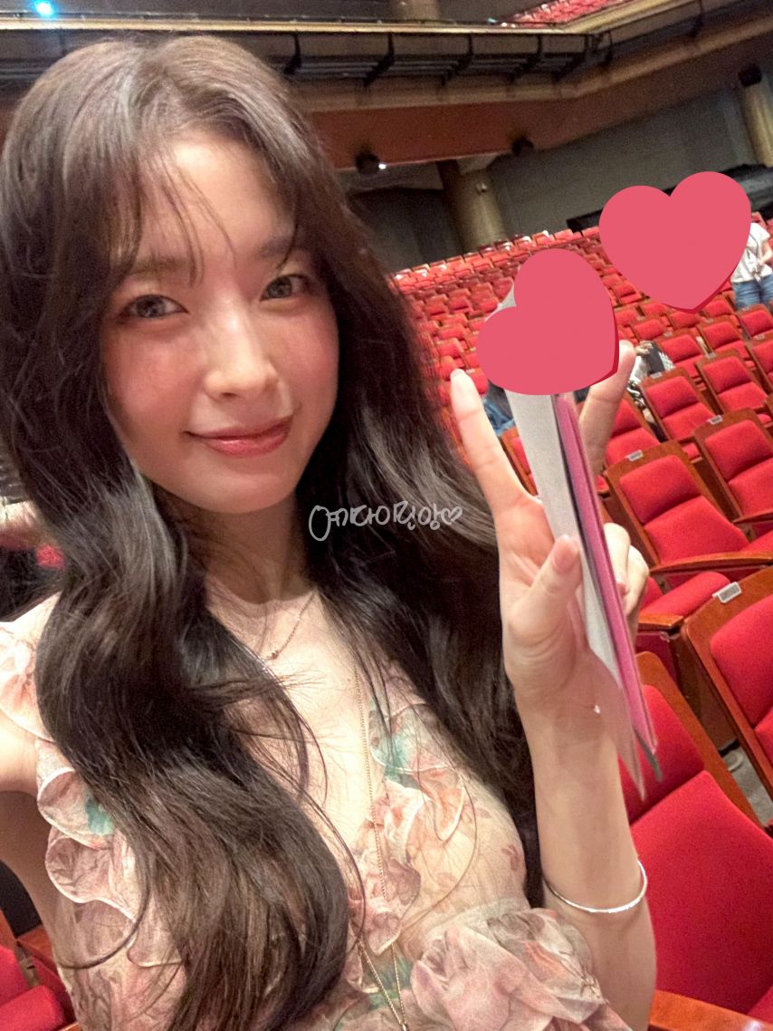 화사한 꽃무늬 드레스 요망한 가슴골 뽀얀 허벅지 각선미 아린