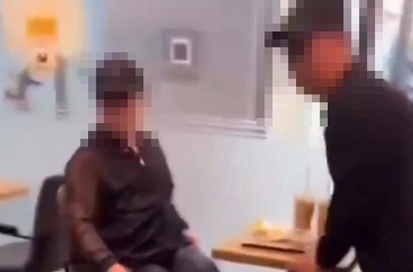안아보자"… 카페 온 할아버지, 거절하자 여성에 음료수 던져 (영상)