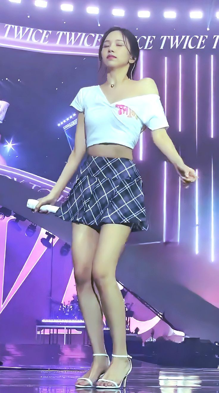 몸 쓸어내리며 꿀렁이는 트와이스 미나 체크스커트 매끈한 허벅지