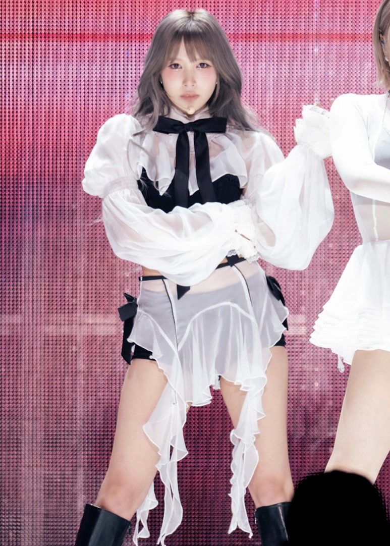 트와이스 미나 살랑거리는 흰 시스루 의상 검정 란제리 엉벅지