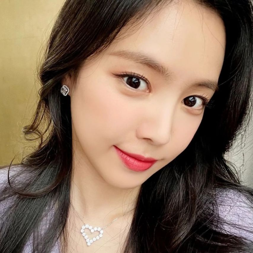 배우 손나은