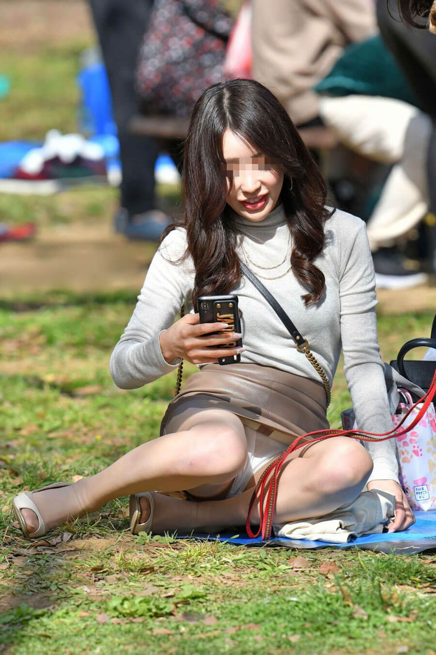 판치라=판(팬티)+치라(부끄부끄)=Y존이 노출되서 부끄부끄 은꼴사