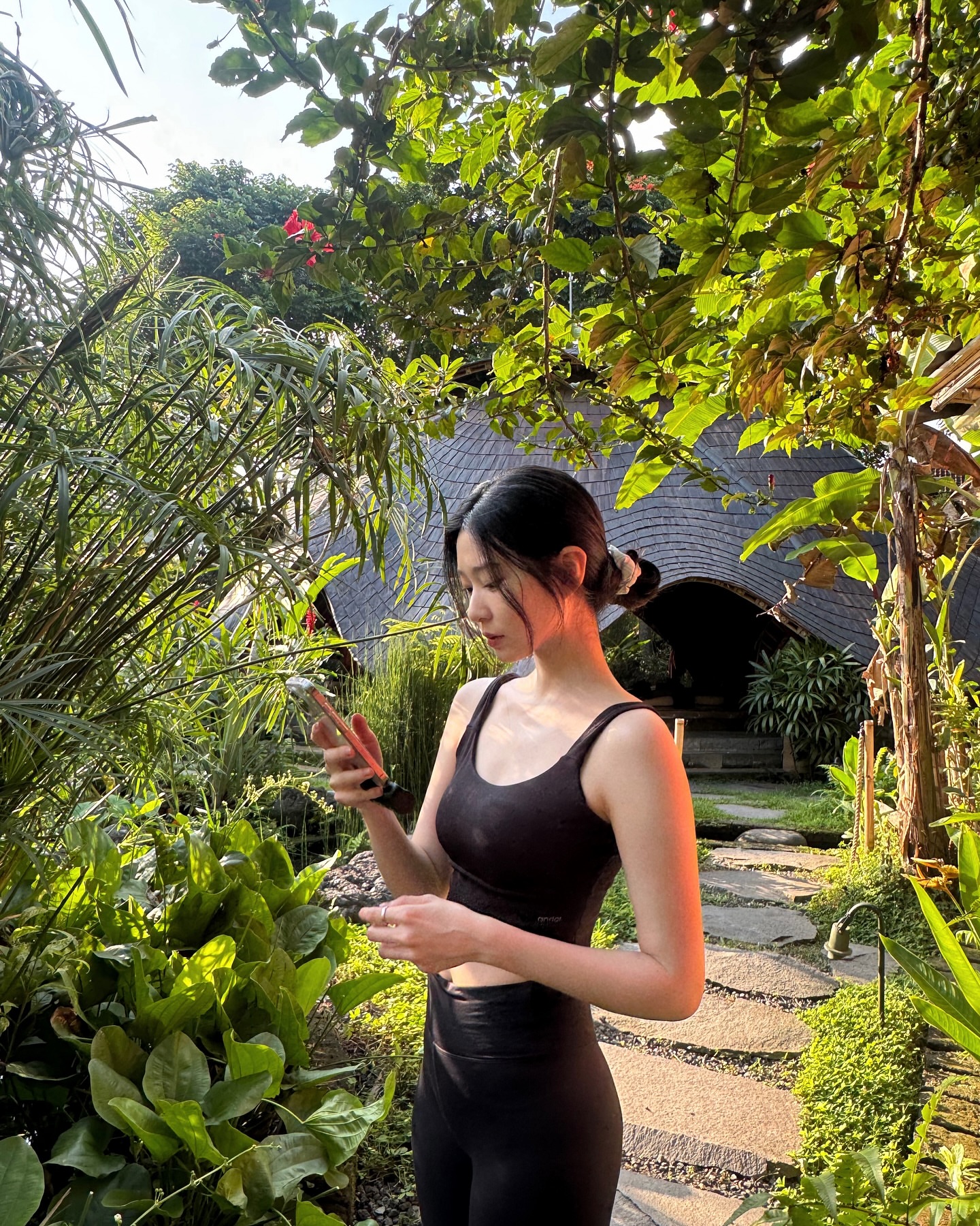해외여행 가서 요가하는 권은비 김민주 쫀쫀한 레깅스 몸매 가슴골
