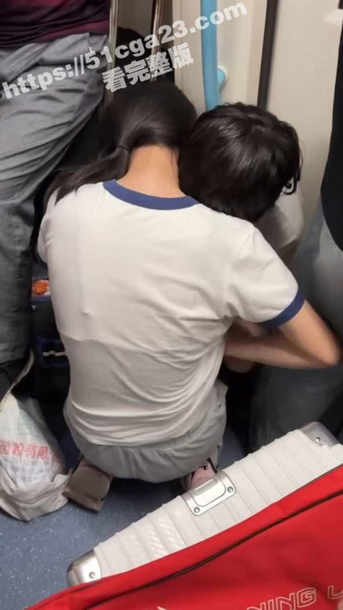 지하철에서 자기들끼리는 뜨거운 사랑, 과연 성진국 TEENS