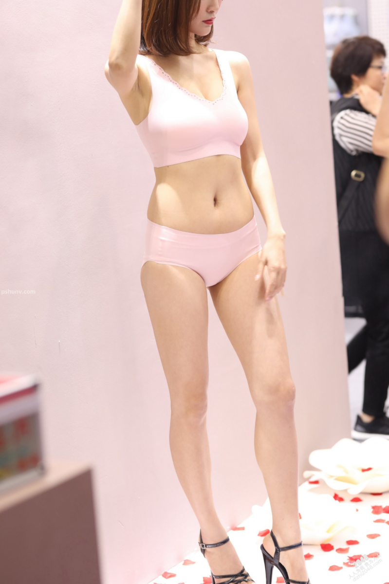 란제리만 입은 란제리 패션 쑈의 모델