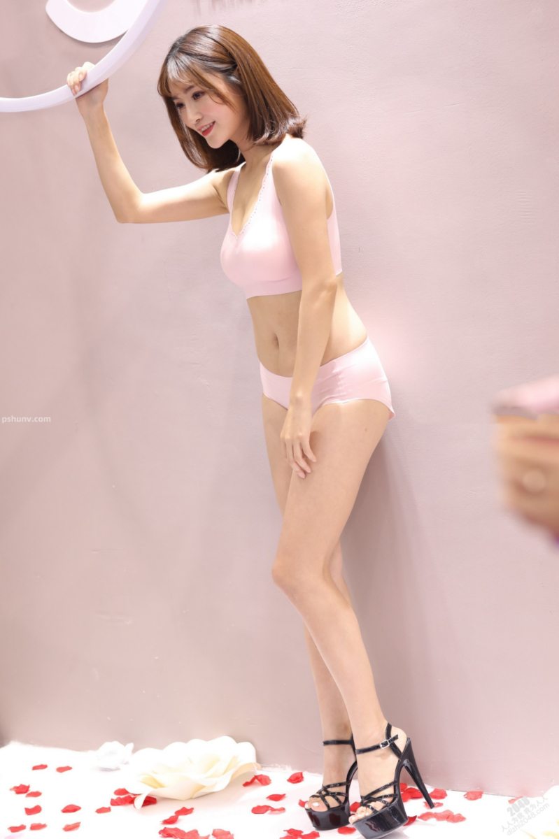 란제리만 입은 란제리 패션 쑈의 모델