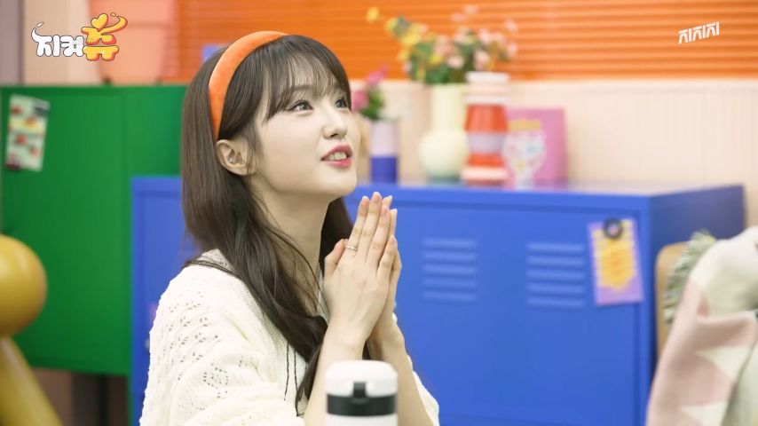 스탭과의 팔씨름 이긴 우아 나나 표정