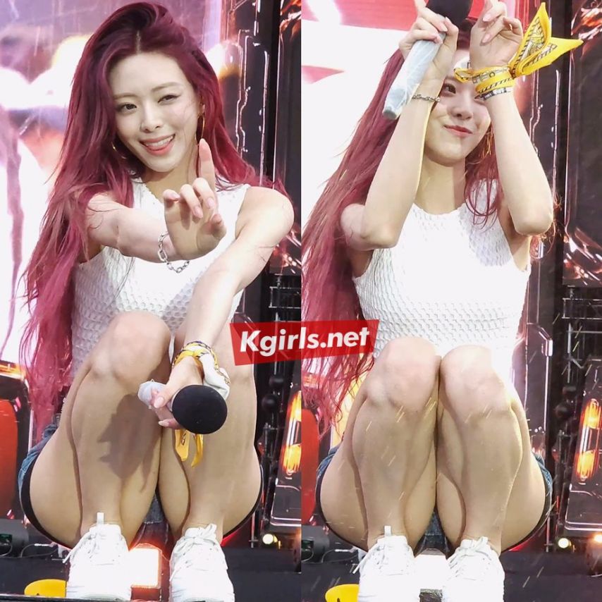 어제자 ITZY 유나 워터밤 1열 팬서비스