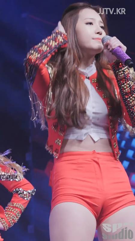 앞 뒤로 먹는 걸스데이 유라.gif