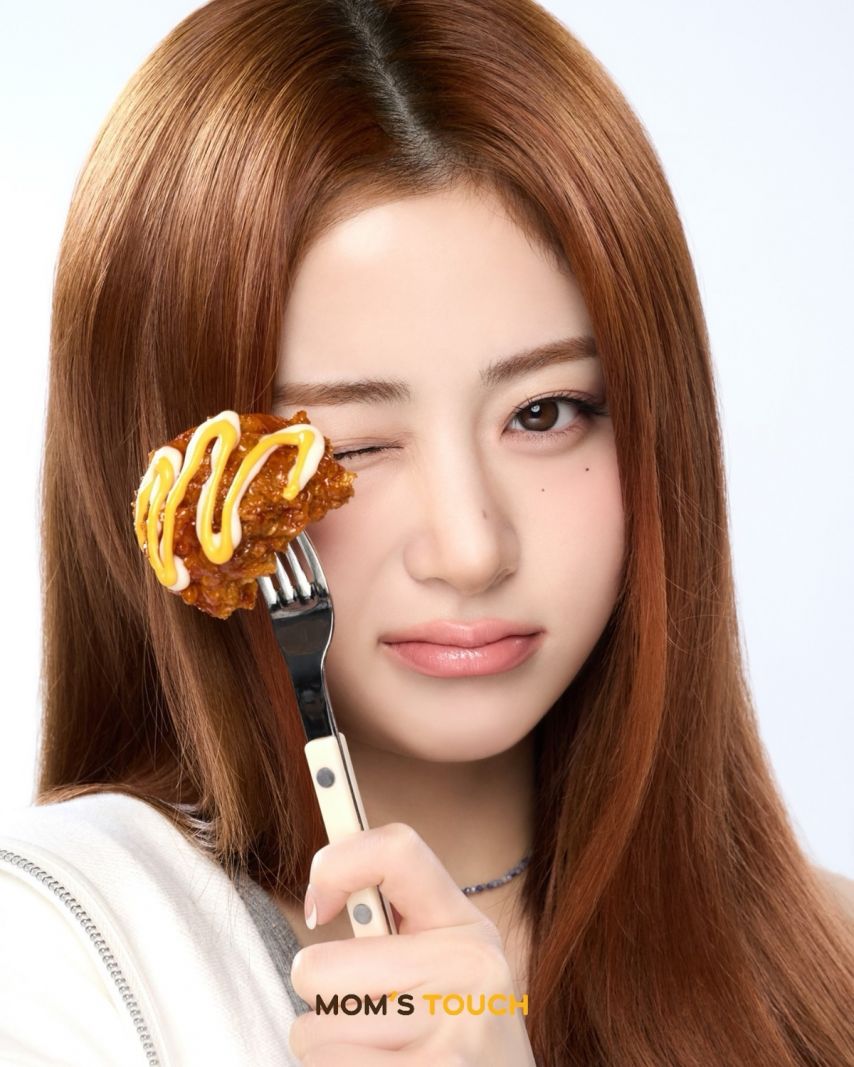 오늘자 공개된 르세라핌 맘스터치 NEW 광고사진.JPG