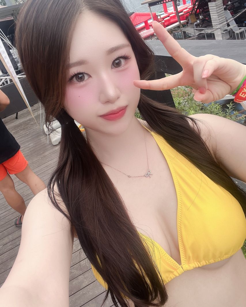 맥심 모델 지니 빠지에서 비키니 입는 테토녀