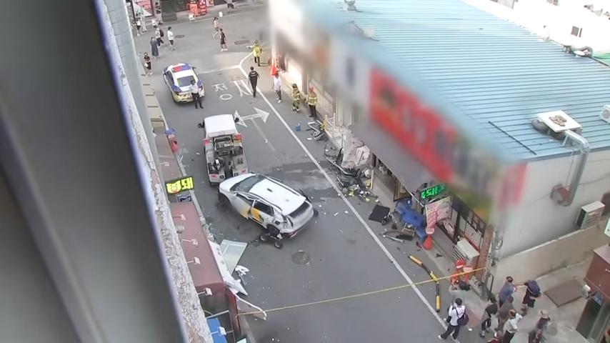 광주 한 주차타워 4층에서 벽 뚫고 택시 추락