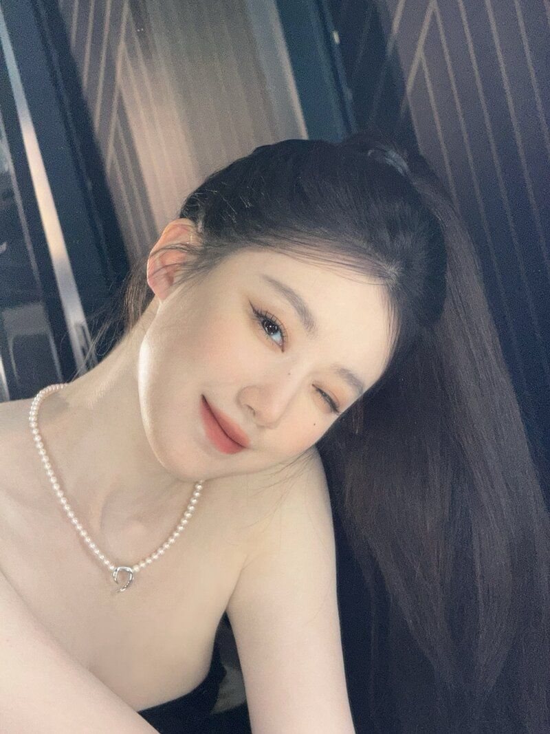 조명빨 제대로 받은 슈화의 새하얀 피부