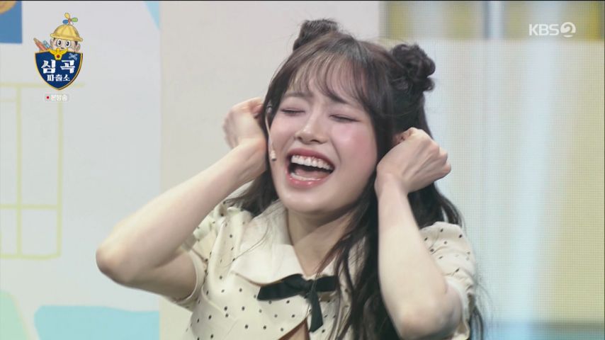 츄 등장에 외면하는 나현영과 인사하는 츄 표정