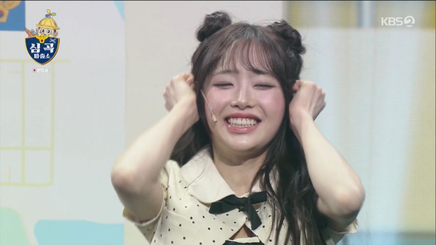 츄 등장에 외면하는 나현영과 인사하는 츄 표정
