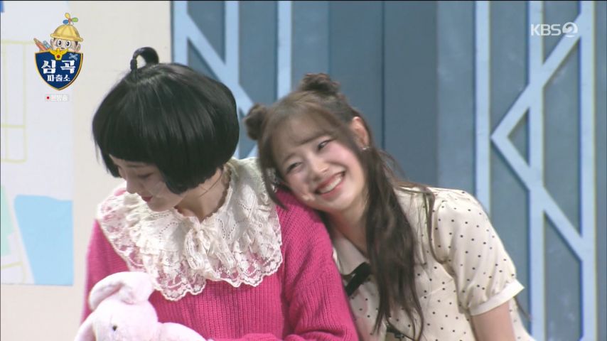 츄 등장에 외면하는 나현영과 인사하는 츄 표정