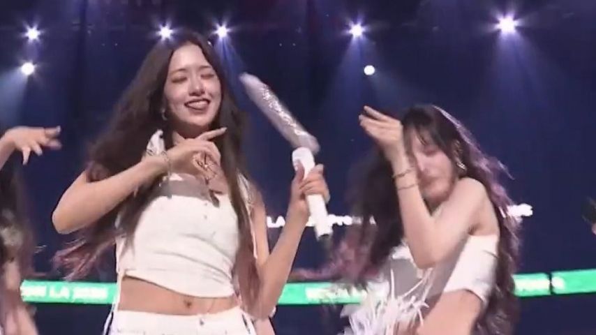 미국 케이콘 무대에서 리즈의 마이크를 날려버린 유진 (+원영 이서)