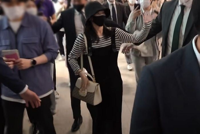 팬을 밀친 경호원 혼내는 아이유