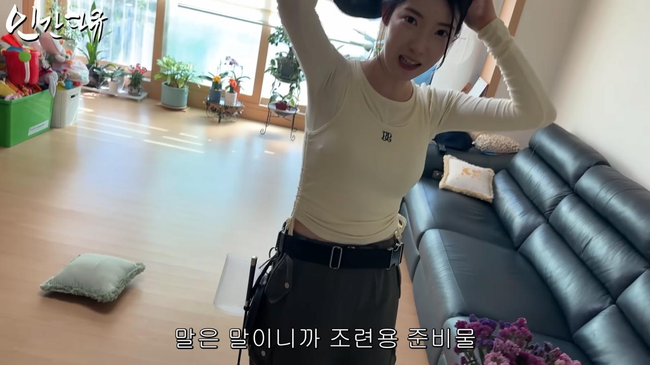 국내엔 단 한마리밖에 없는 세계에서 가장 작은 말을 키우는 모델