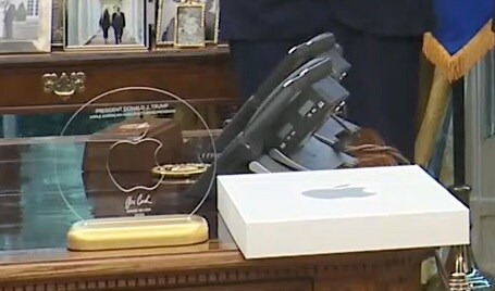 지난 밤 팀쿡이 트럼프에게 바친 공물