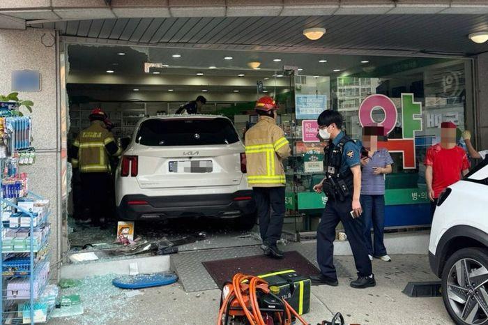 [속보] 화성 봉담서 60대女 몰던 SUV, 약국으로 돌진…약사 심정지 이송