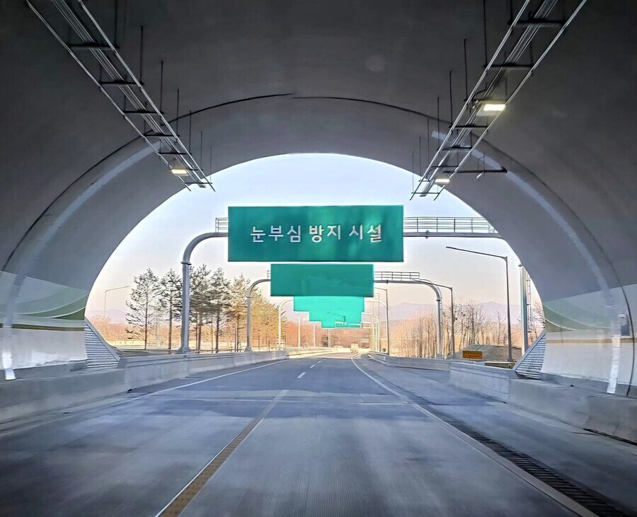 "터널 출구가 역광이 심해서 위험한데..."