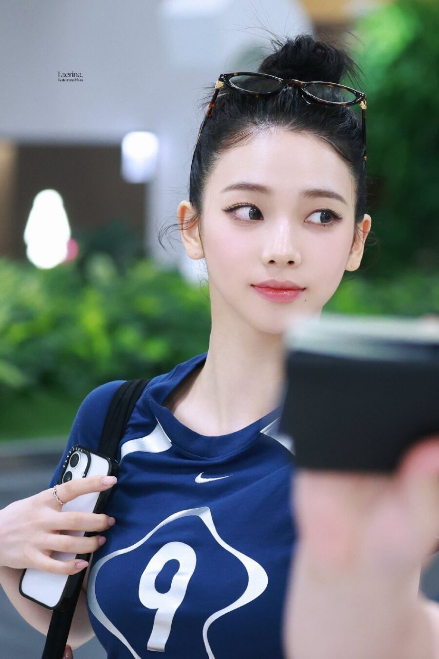 두상이 엄청 이쁜 카리나...브라가 은근히 비치는 묵직한 나이키 티