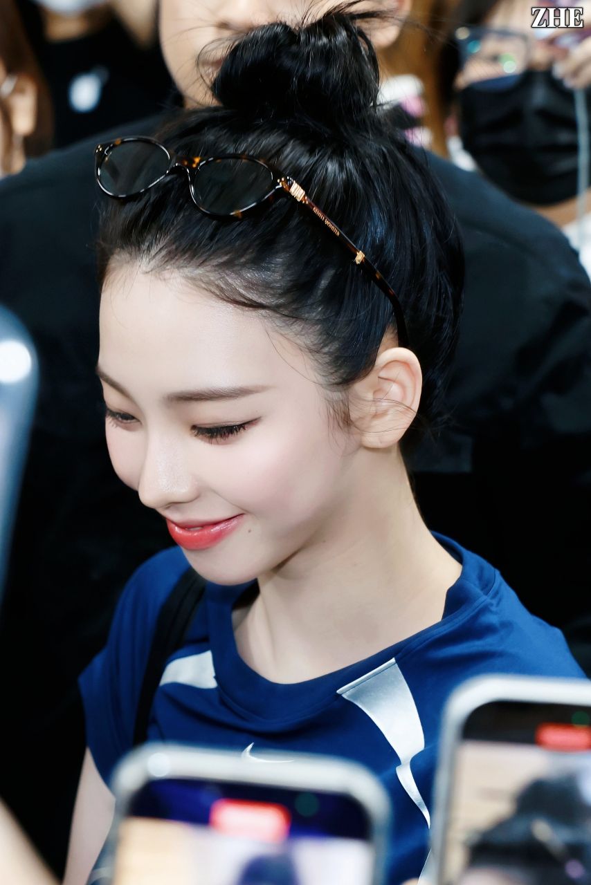 두상이 엄청 이쁜 카리나...브라가 은근히 비치는 묵직한 나이키 티