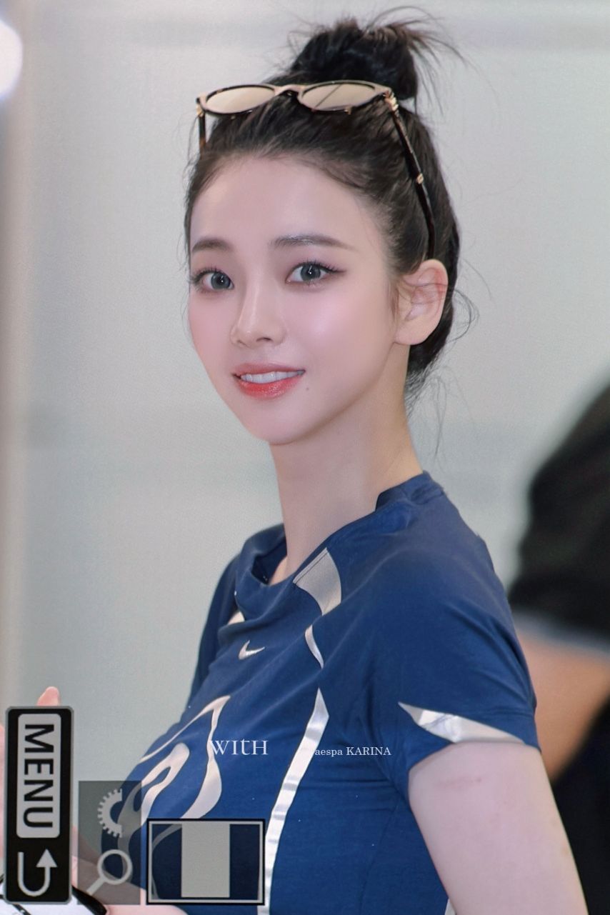 두상이 엄청 이쁜 카리나...브라가 은근히 비치는 묵직한 나이키 티