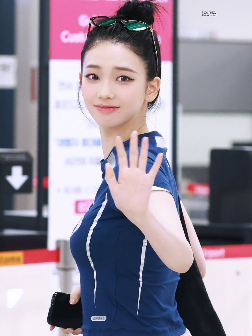두상이 엄청 이쁜 카리나...브라가 은근히 비치는 묵직한 나이키 티