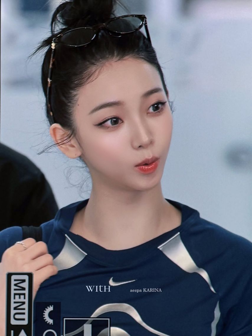 두상이 엄청 이쁜 카리나...브라가 은근히 비치는 묵직한 나이키 티