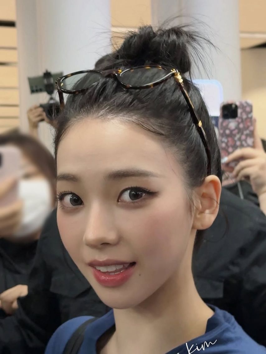 두상이 엄청 이쁜 카리나...브라가 은근히 비치는 묵직한 나이키 티